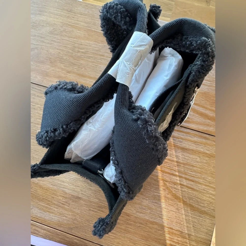 NWT - Lululemon Women’s Black Tote Bag - 4.5L - Faux Shearling Trim - Picture 5 of 7